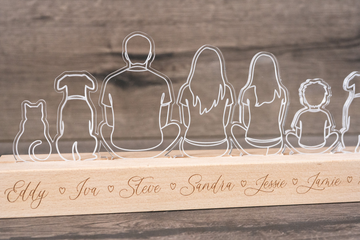 Personalisierte Familien-LED Lampe aus Acrylglas mit gravierten Namen auf Holzsockel, Familien-Silhouette mit Kindern und Haustieren, warmweißes Licht
